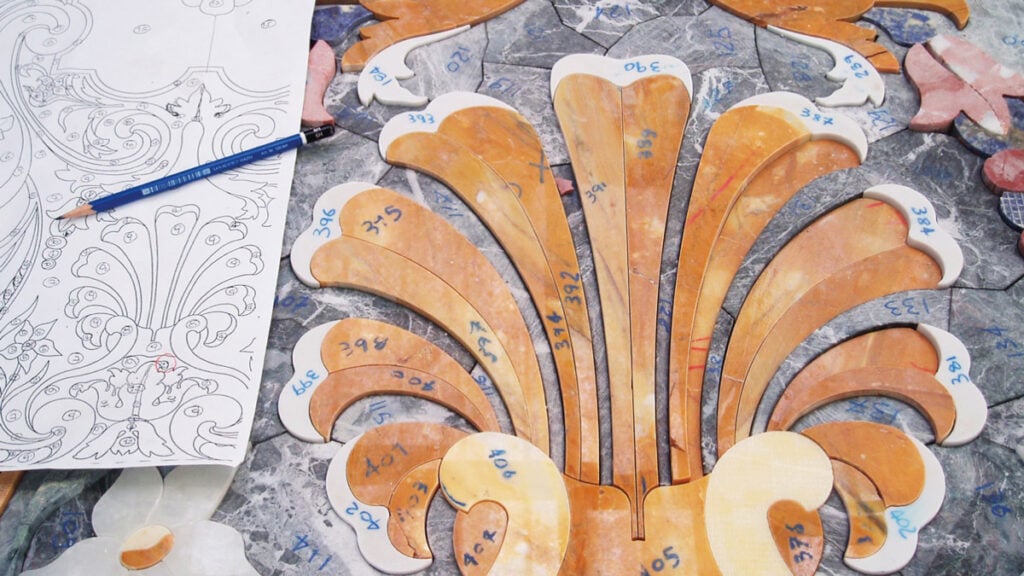 Intarsio con marmi colorati