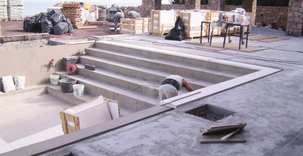 installazione rivestimento piscina in marmo personale specializzato