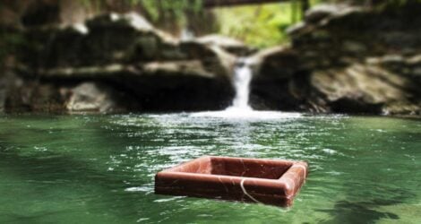 Arredamento in marmo alleggerito: lastre, rivestimenti, pavimenti, lavandini, vasche e complementi d’arredo.