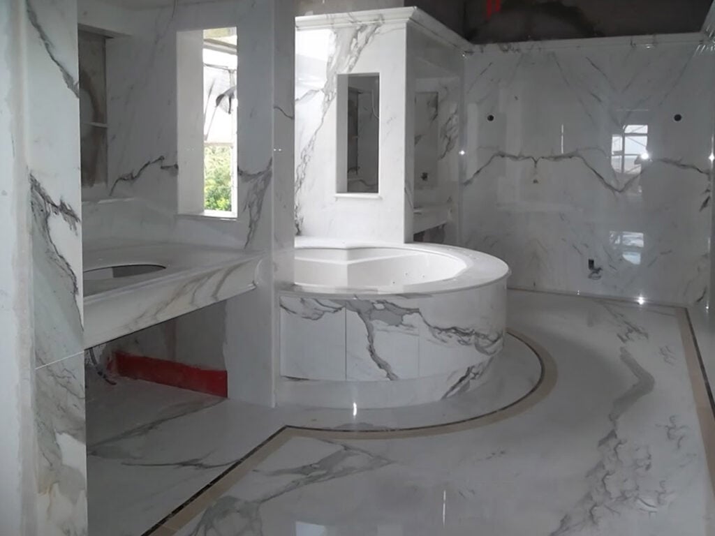 bagno in marmo bianco personalizzato con lavandini e vasca da bagno