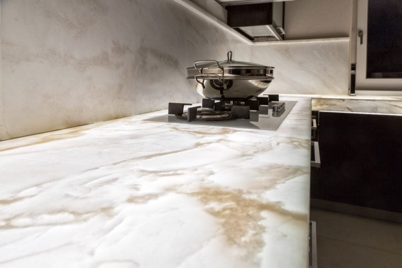 cucina in legno con top in marmo retroilluminato