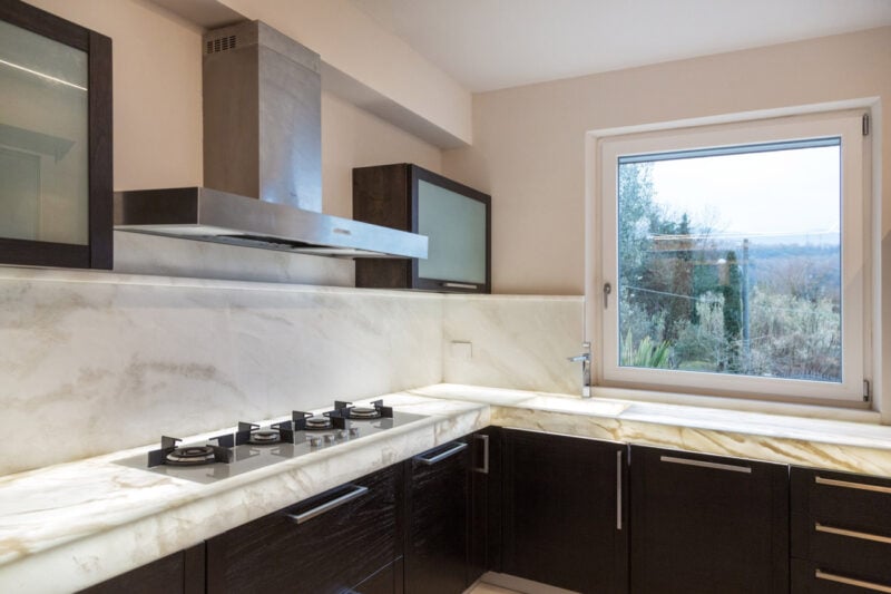 cucina di marmo illuminazione led