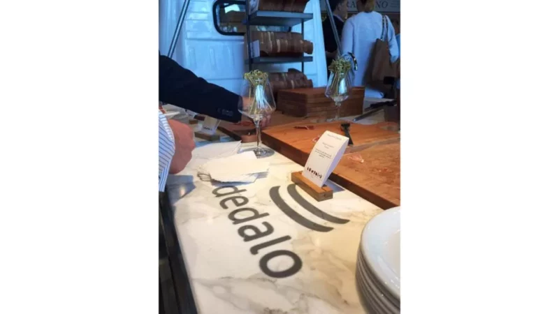 logo dedalo on marble