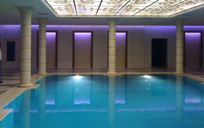 Marble pool, a dip into style Dedalo Stone