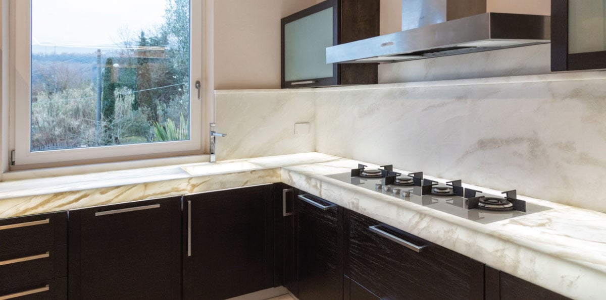 Marble and wood, how to combine these two materials in home furnishings