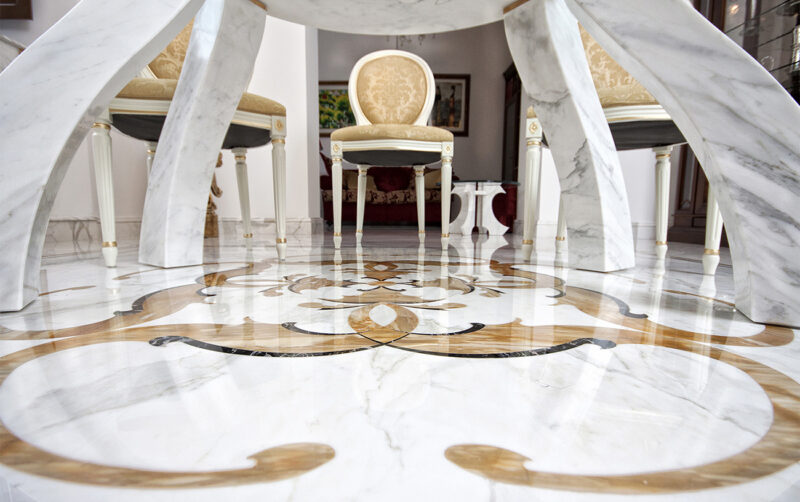 pavimento in marmo bianco
