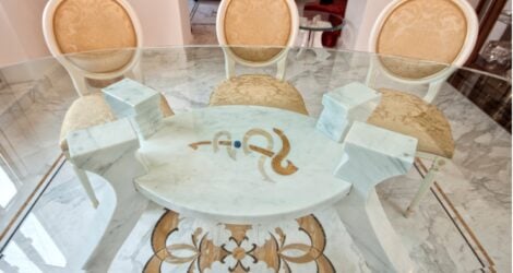 Interni su Misura con Pavimenti intarsiati, Tavolo, Camino e Scale in Marmo Calacatta di Carrara