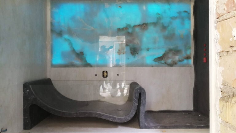 hydra bathtub and integrated shower tray in grey marble bardiglio with backlightened marble wall
