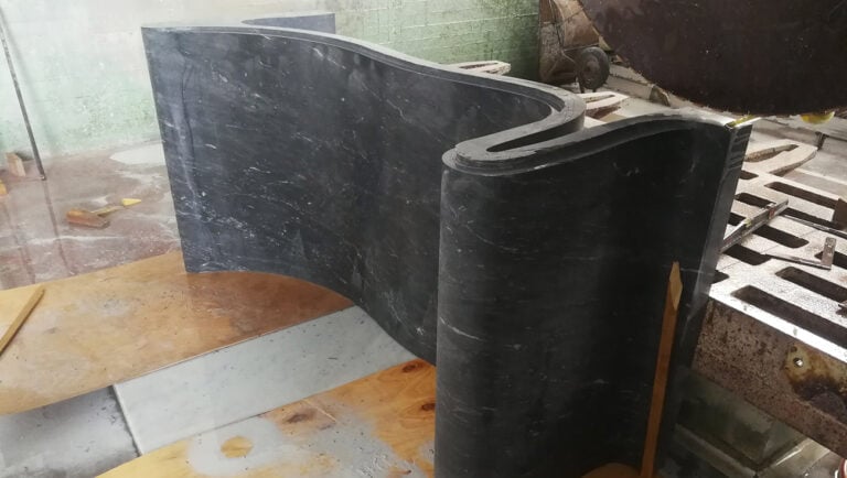 lavorazione della vasca da bagno hydra in marmo grigio bardiglio e cristallo