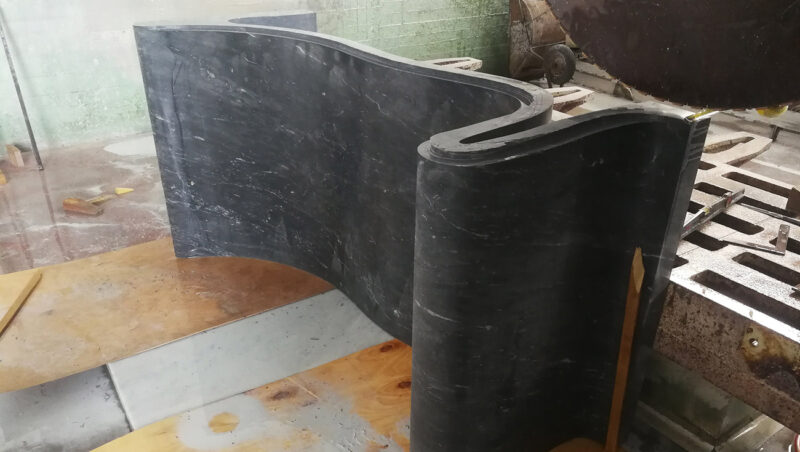 Lavorazione della vasca da bagno in marmo e vetro Hydra