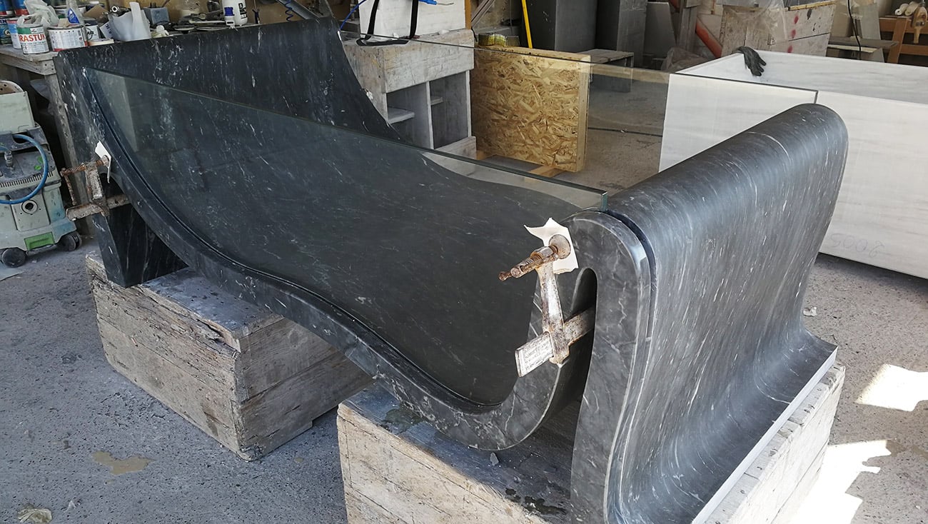 Lavorazione della vasca da bagno in marmo e vetro Hydra Lavorazione della vasca da bagno in marmo e vetro Hydra