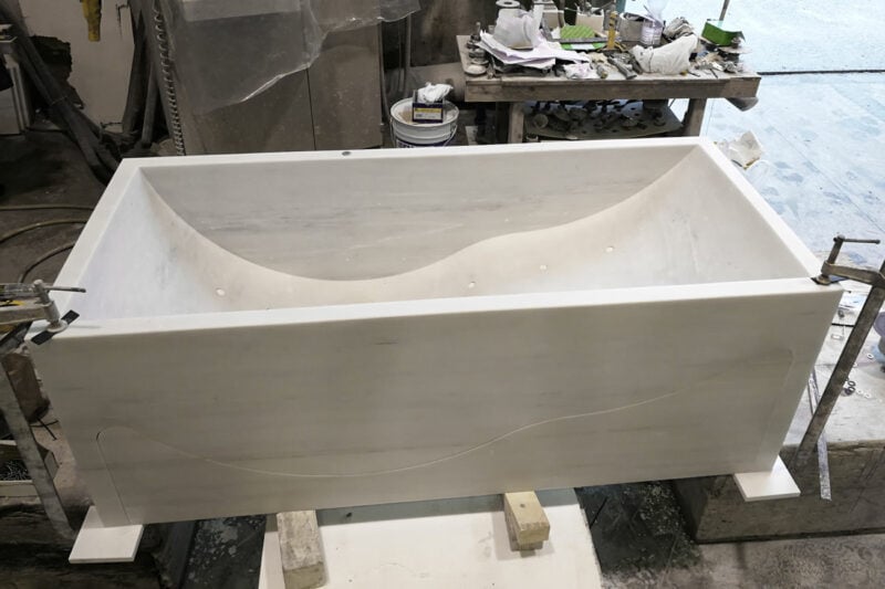 Lavorazione della nostra vasca da bagno in marmo bianco Carrara con idromassaggio Onda