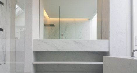 Bagno in marmo Bianco di Carrara. Lavabo, Vasca, Doccia e Rivestimenti personalizzati