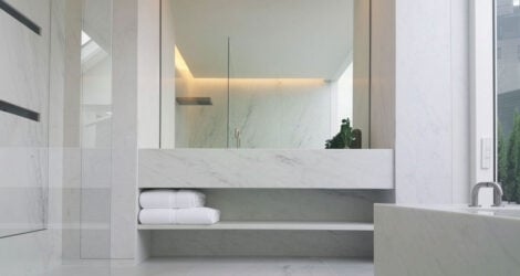 Bagno in marmo Bianco di Carrara. Lavabo, Vasca, Doccia e Rivestimenti personalizzati