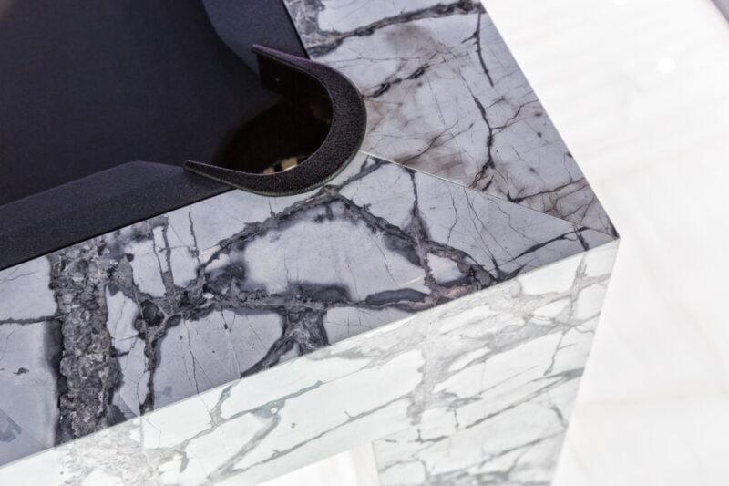 biliardo in marmo iceberg blue a marmomac verona vincitore premio best communicator design 005