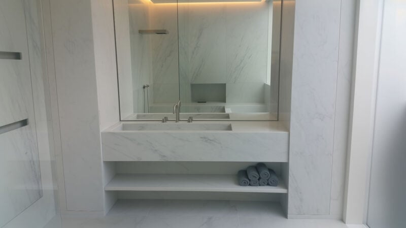 lavabo in marmo bianco con specchio lavabo in marmo bianco con specchio