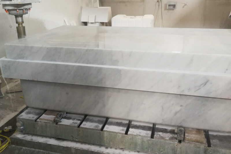 Lavorazione della nostra vasca da bagno in marmo Nuvola by Dedalo Stone Carrara