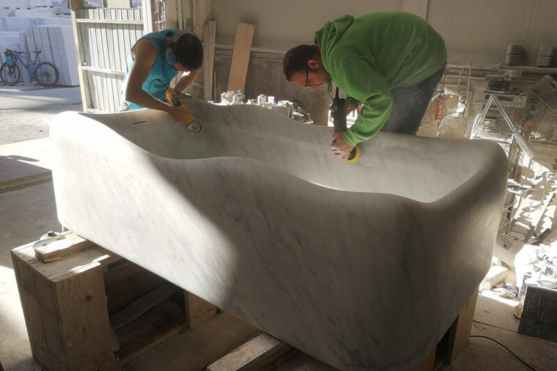 Lavorazione della nostra vasca da bagno in marmo Nuvola by Dedalo Stone Carrara