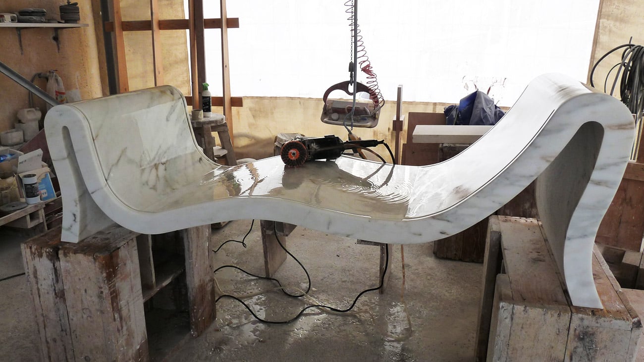 Lavorazione della nostra vasca da bagno in marmo e vetro Hydra Lavorazione della nostra vasca da bagno in marmo e vetro Hydra