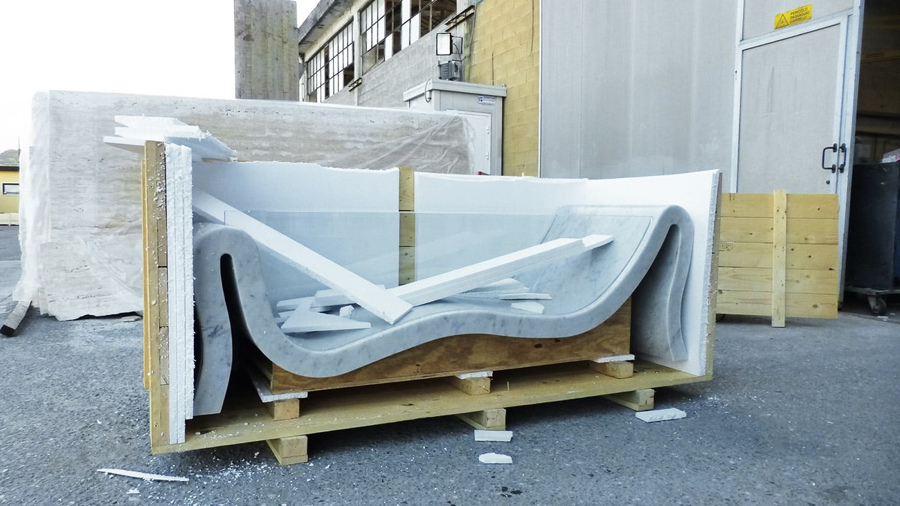 Lavorazione della nostra vasca da bagno in marmo e vetro Hydra Lavorazione della nostra vasca da bagno in marmo e vetro Hydra