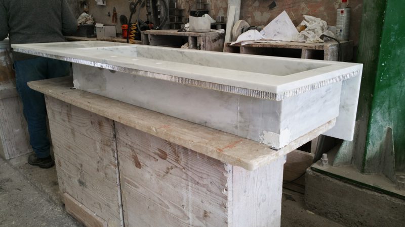 realization of marble sink in carrara marble