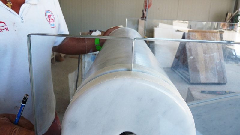 processing of bathtub hydra in marble calacatta and glass 008 800x450 1