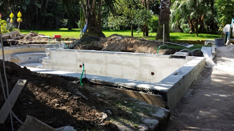 Rilievi in cantiere per rivestire una piscina in marmo bianco Statuario di Carrara Rilievi in cantiere per rivestire una piscina in marmo bianco Statuario di Carrara