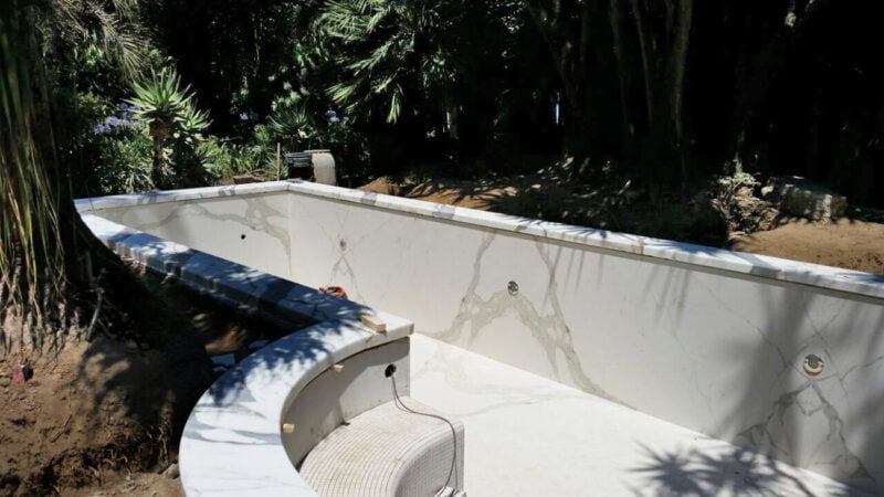 Rivestimento piscina in marmo bianco Statuario di Carrara