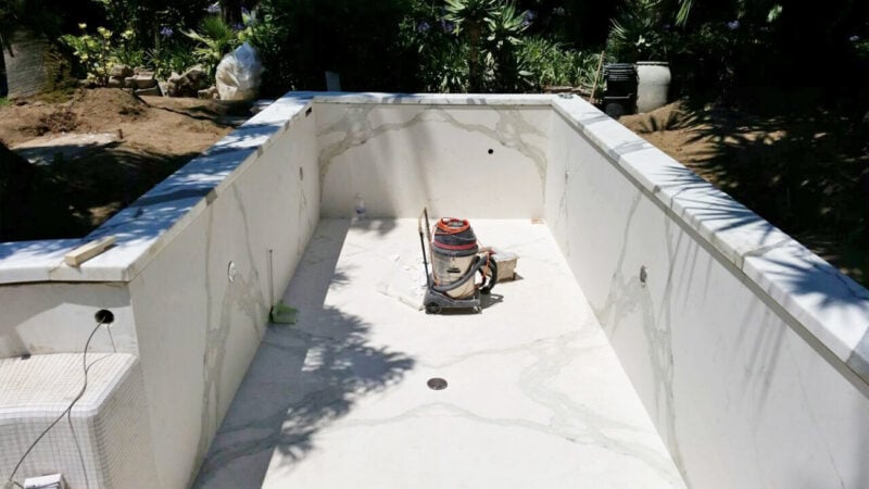 Rivestimento piscina in marmo bianco Statuario di Carrara