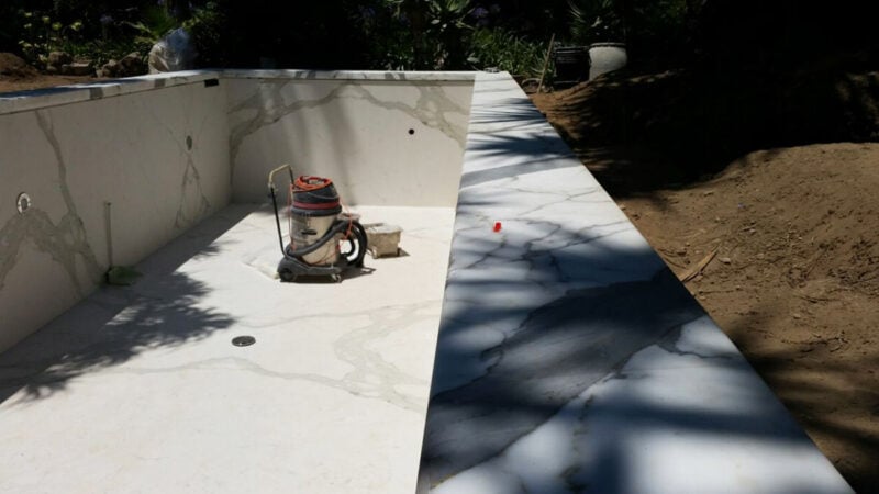 Rivestimento piscina in marmo bianco Statuario di Carrara