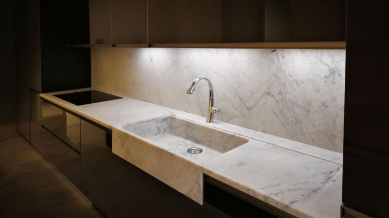 cucina in marmo bianco di carrara e paraschizzi