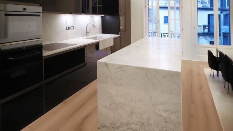 cucinina in marmo di carrara con isola