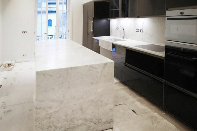 Cucina con isola in marmo