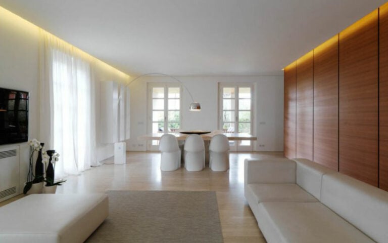 Cucina in Travertino con tavolo in legno