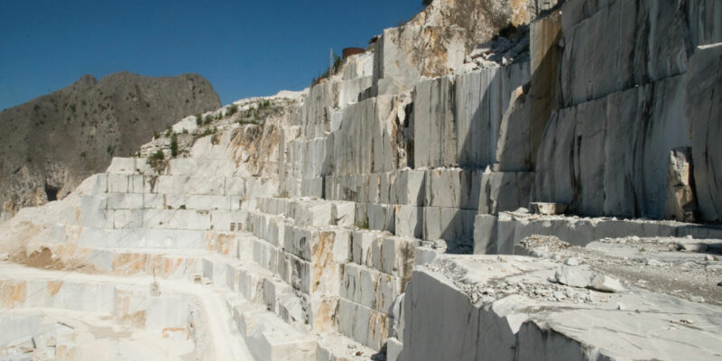 white carrara marbles quarries