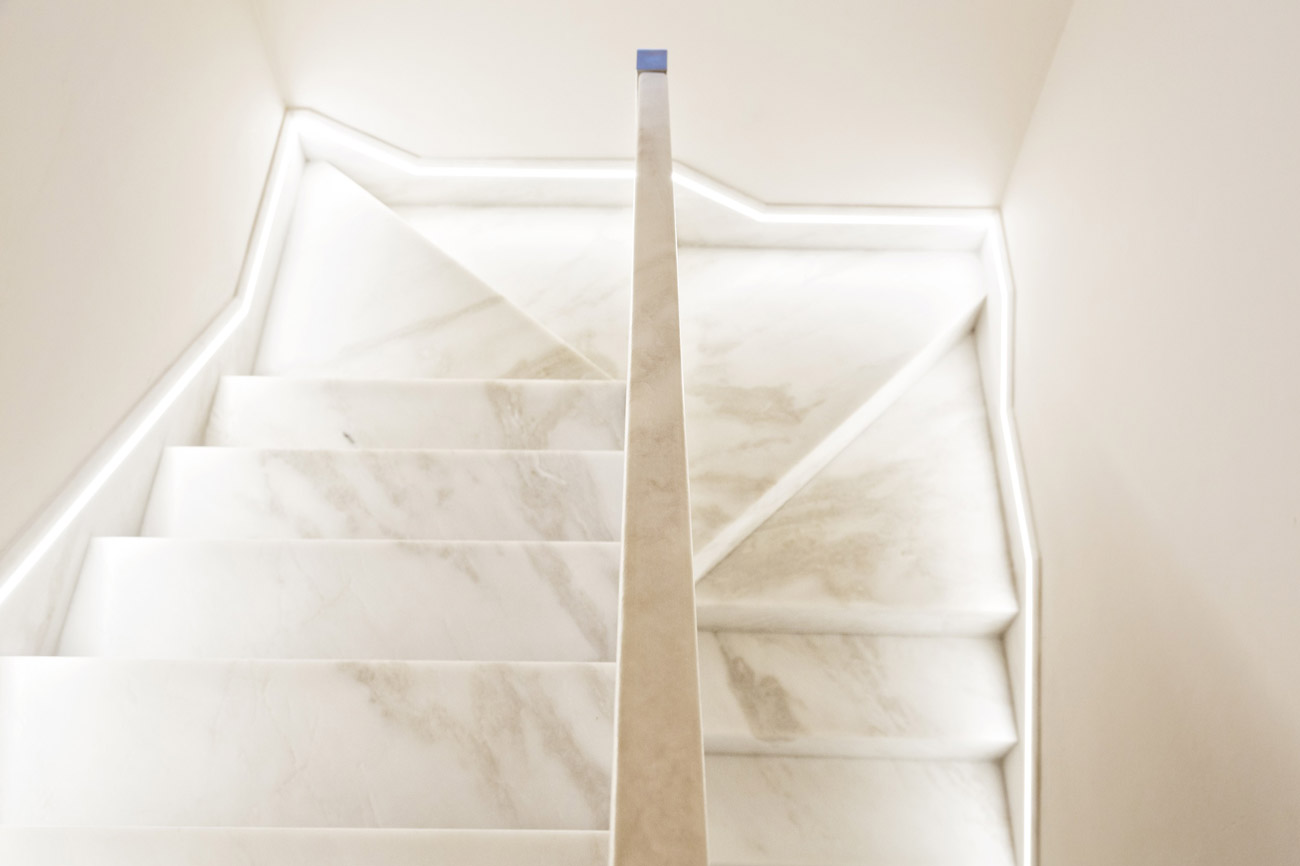 marmor treppe mit handlauf