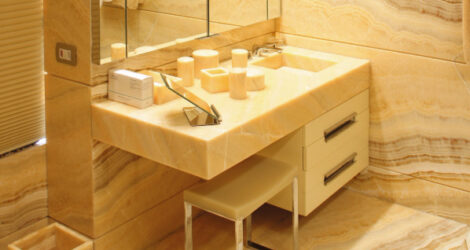 Onyx-Badezimmer mit kombinierten Boden, Dusche und Waschbecken