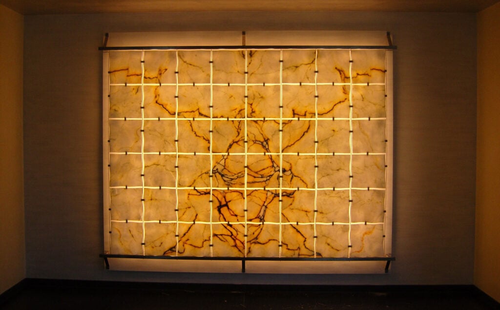 parete modulare sospesa in marmo retroilluminato