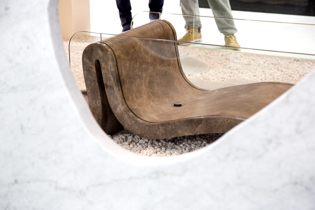 vasca in marmo marrone