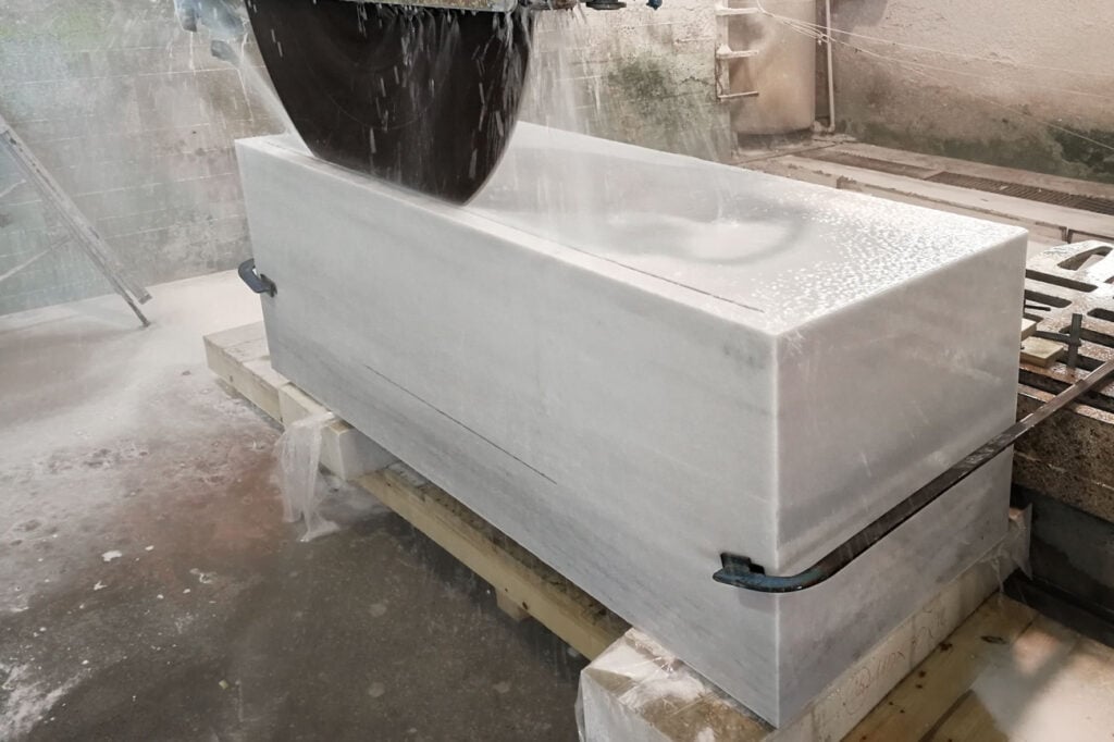 bearbeitung massivblock marmorbadewanne