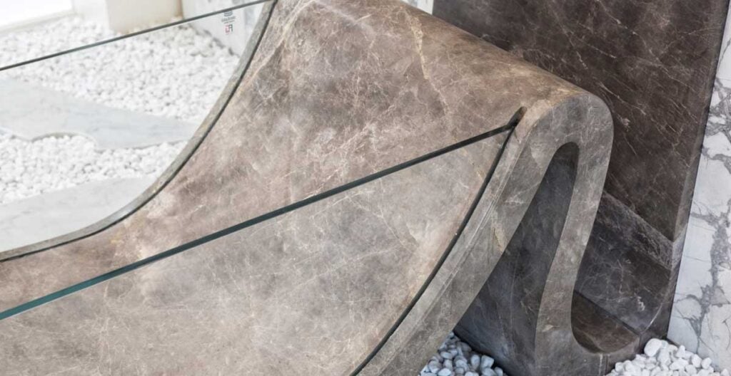 braune marmorbadewanne