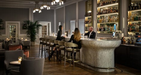 Bartheke aus Carrara-Marmor – Maßgefertigte Arbeitsplatte