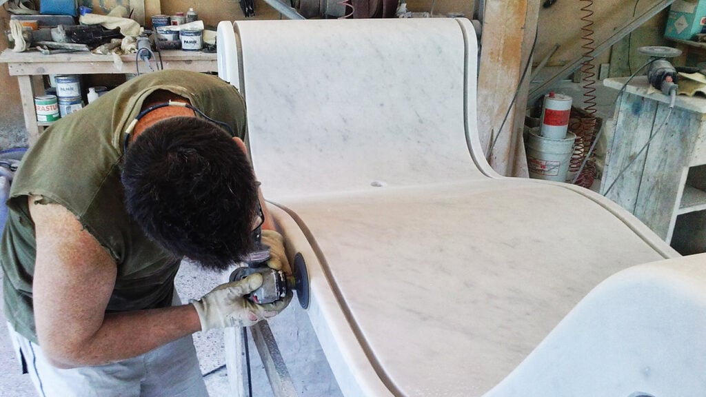processing calacatta marble and glass bathtub hydra by dedalo stone
