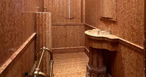 Bagno interamente rivestito in marmo Rosso Verona