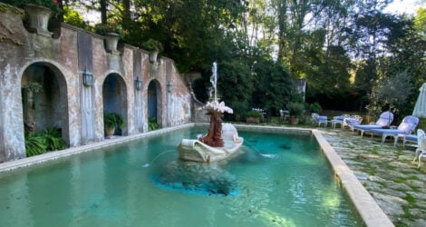 Fontana da giardino ispirata alla Barcaccia di Gian Lorenzo Bernini Fontana da giardino ispirata alla Barcaccia di Gian Lorenzo Bernini