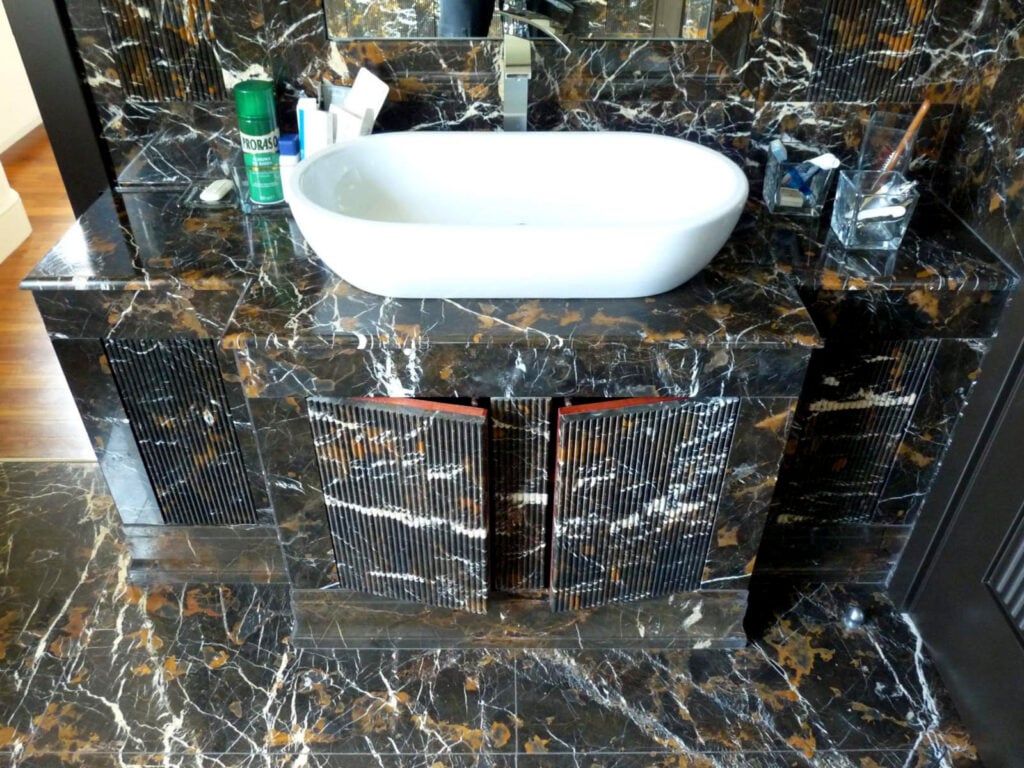 bagno in marmo nero