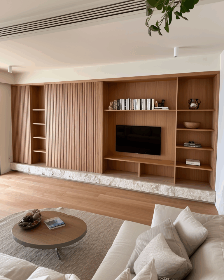 mobile in legno con alzata in travertino 1