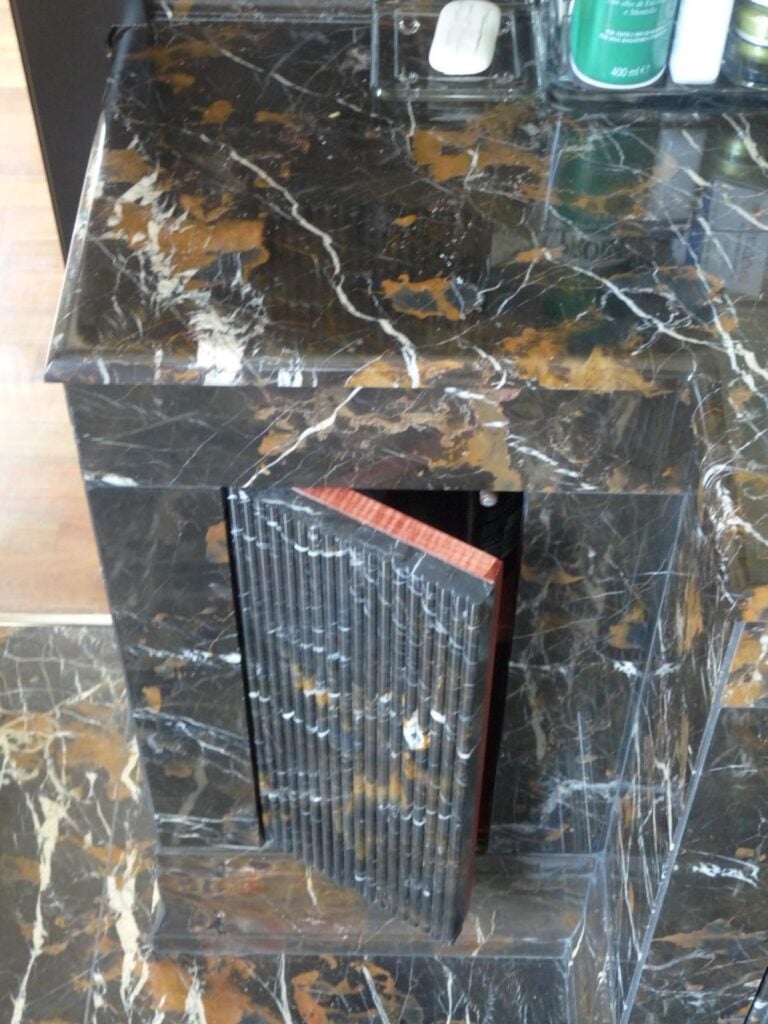 mobile marmo nero bagno