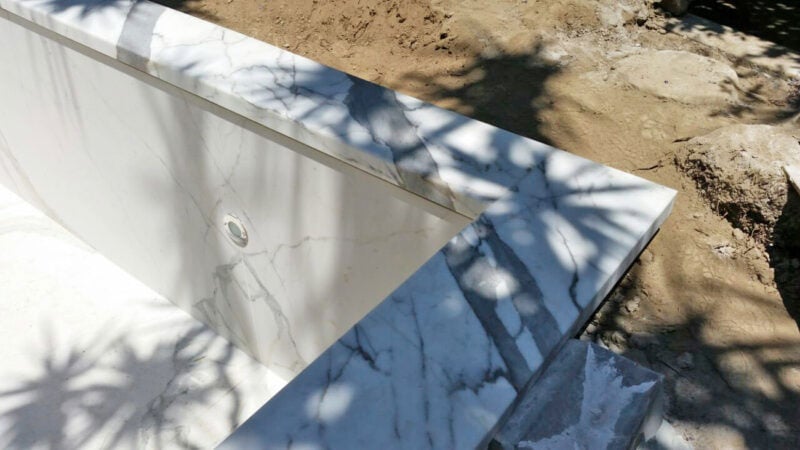 piscina in cemento armato rivestita in marmo calacatta