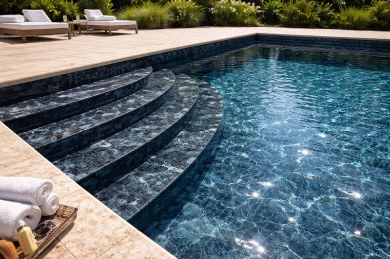 scelta dei materiali piscina interrata fondo scuro